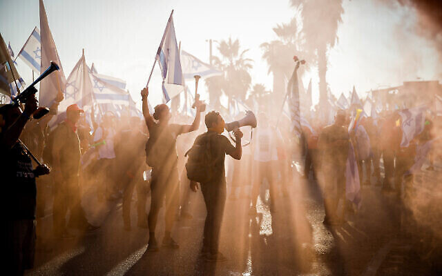 متظاهرون يغلقون مدخل ميناء حيفا خلال احتجاج على خطة الحكومة لإصلاح القضاء، 3 يوليو، 2023. (Shir Torem / Flash90)