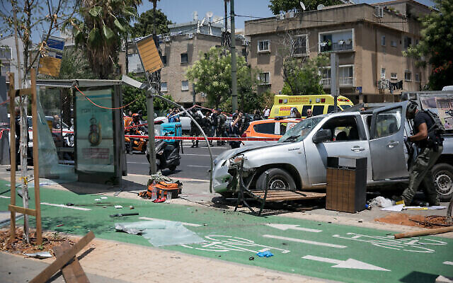الشرطة وخدمات الإنقاذ في موقع هجوم دهس  نفذه فلسطيني  في شمال تل أبيب، 4 يونيو، 2023. (Miriam Alster / Flash90)