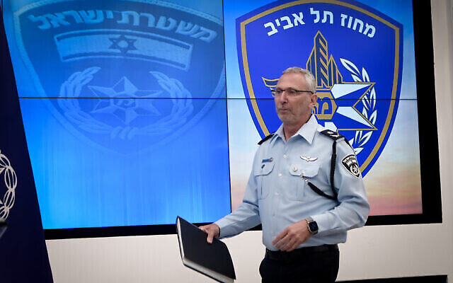 قائد شرطة تل أبيب، عميحاي ايشد، يعقد مؤتمرا صحفيا في تل أبيب، أعلن فيه عن استقالته، 5 يوليو، 2023. (Avshalom Sassoni / Flash90)