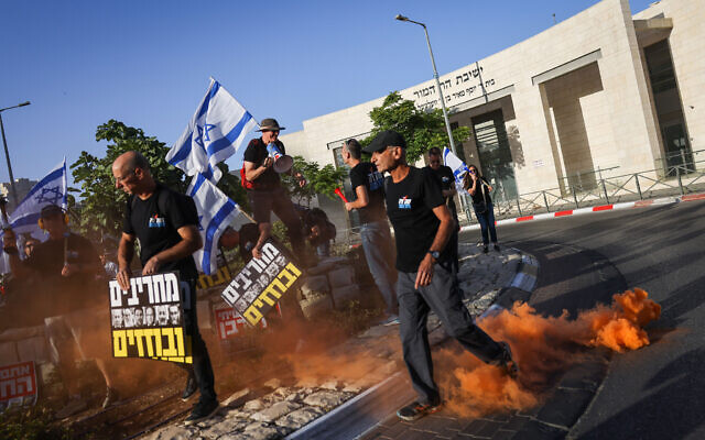 ناشطون يتظاهرون ضد الإصلاح القضائي المخطط للحكومة، خارج مدرسة "هار همور" الدينية في هار حوما، القدس الشرقية، 5 يوليو 2023 (Chaim Goldberg / Flash90)
