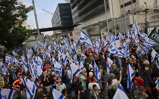 متظاهرون ضد الإصلاح القضائي يغلقون مدخل وزارة الدفاع في تل أبيب، 18 يوليو 2023 (Chaim Goldberg / Flash90)