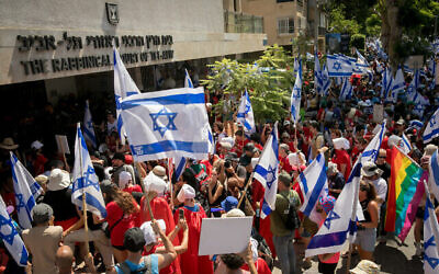 إسرائيليون يحتجون على خطة الحكومة لإصلاح القضاء من أمام المحكمة الحاخامية في تل أبيب، 18 يوليو، 2023. (Miriam Alster / Flash90)