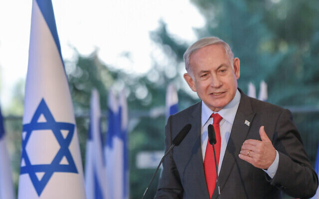 رئيس الوزراء بنيامين نتنياهو يحضر مراسم تذكارية للزعيم الصهيوني التصحيحي زئيف جابوتنسكي في جبل هرتسل في القدس، 18 يوليو، 2023. (Noam Revkin Fenton / Flash90)
