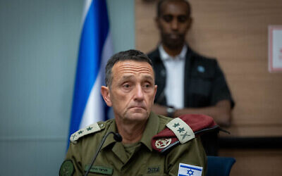 رئيس أركان الجيش الإسرائيلي هرتسي هليفي يحضر اجتماعا لاجنة الشؤون الخارجية والدفاع في الكنيست بالقدس، 18 يوليو، 2023. (Yonatan Sindel / Flash90)