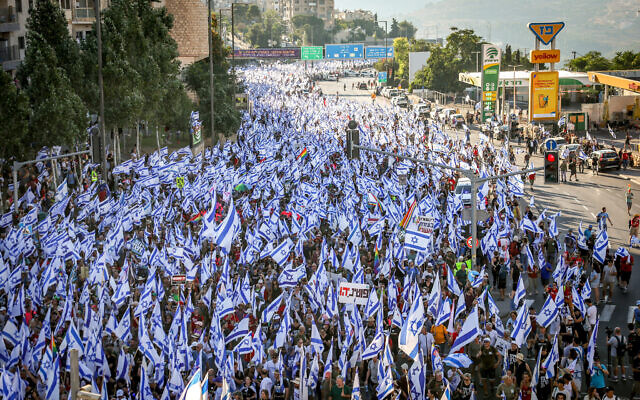 عشرات الآلاف من المتظاهرين يلوحون بالأعلام الإسرائيلية ويسيرون إلى القدس، في ختام مسيرة استمرت عدة أيام انطلقت في تل أبيب للاحتجاج على الإصلاح القضائي للحكومة، 22 يوليو 2023 (Yonatan Sindel / Flash90)