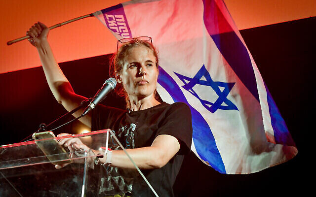 شيكما برسلر، واحدة من قادة الاحتجاجات، تلقي كلمة خلال مظاهرة ضد الإصلاح القضائي الذي تدفع به الحكومة، في تل أبيب، 29 يوليو، 2023. (Avshalom Sassoni/Flash90)