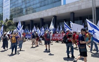 الأطباء يصلون إلى مركز المؤتمرات الدولي في القدس لتظاهرة احتجاجية على خطة الإصلاح القضائي التي تدفع بها الحكومة، 23 يوليو، 2023. (Renee Ghert-Zand / Times of Israel)