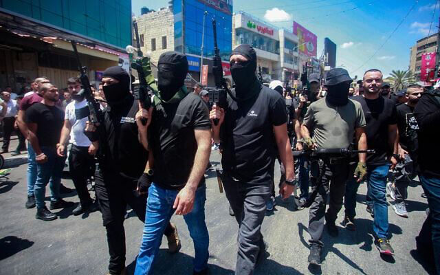 فلسطينيون يشاركون في تشييع جثمان مسلحين قتلا في عملية للجيش الاسرائيلي في نابلس بالضفة الغربية، 7 يوليو 2023 (Nasser Ishtayeh / Flash90)
