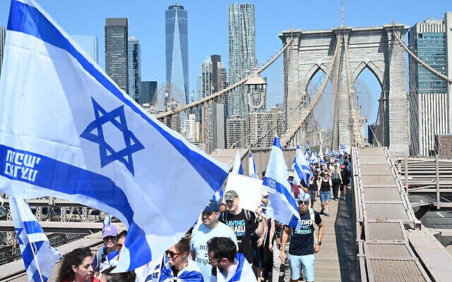 نشطاء إسرائيليون يعارضون الإصلاح القضائي في مسيرة عبر جسر بروكلين في مدينة نيويورك، 23 يوليو، 2023. (Courtesy / UnXeptable)