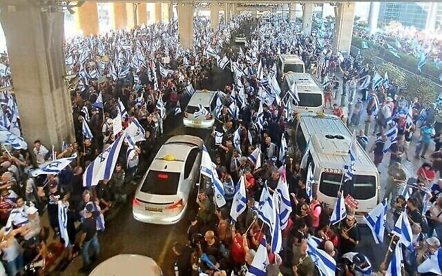 إسرائيليون يحتجون على خطط حكومة رئيس الوزراء بنيامين نتنياهو لإصلاح النظام القضائي، في مطار بن غوريون بالقرب من تل أبيب، 3 يوليو، 2023.  (Amir Goldstein)