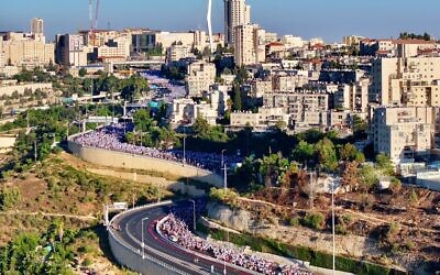 عشرات الآلاف من المتظاهرين يسيرون إلى القدس، في ختام مسيرة استمرت عدة أيام انطلقت في تل أبيب للاحتجاج على الإصلاح القضائي للحكومة، 22 يوليو 2023 (Amir Terkel)