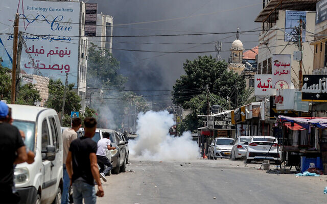 الجيش الإسرائيلي يستخدم الغاز المسيل للدموع خلال عملية كبرى في مدينة جنين بالضفة الغربية، 3 يوليو 2023 (Flash90)