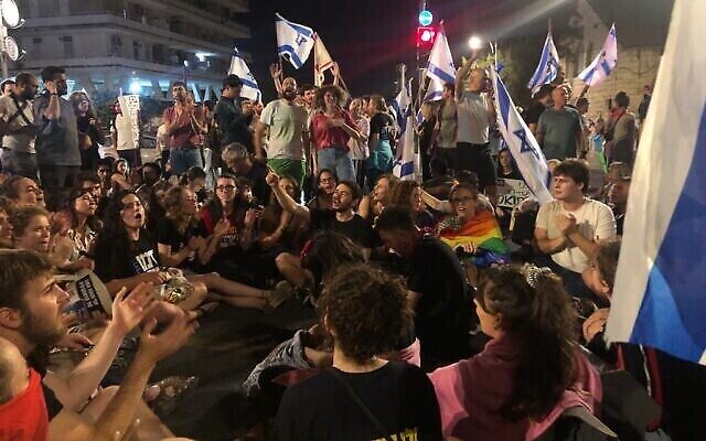 احتجاجات مناهضة للحكومة في ميدان باريس في القدس، 5 يوليو، 2023.(Times of Israel)