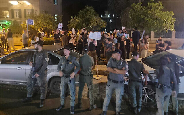 متظاهرون يتظاهرون ضد العملية العسكرية الإسرائيلية في جنين، حيفا، 4 يوليو، 2023. (Israel Police)