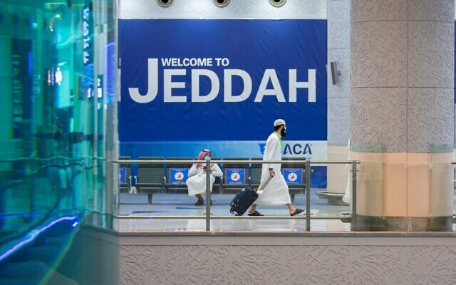 صورة نشرتها وزارة الإعلام السعودية في 25 يوليو 2020، تظهر مسافرًا يرتدي قناع وجه يسير في مطار الملك عبد العزيز الدولي في مدينة جدة المطلة على البحر الأحمر (Saudi Ministry of Media / AFP)