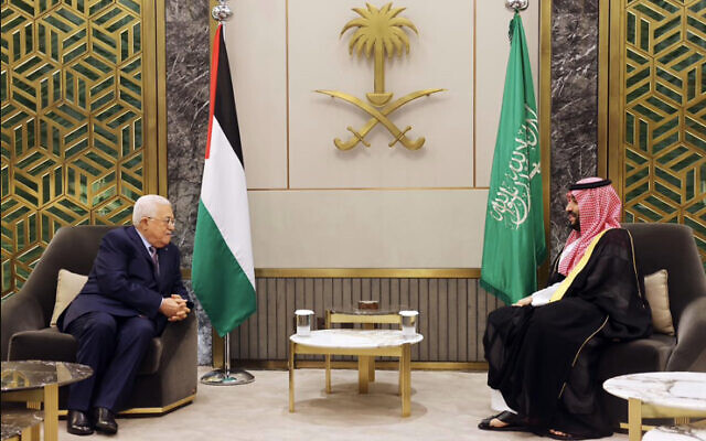 رئيس السلطة الفلسطينية محمود عباس  (من اليسار) يلتقي مع ولي العهد السعودي الأمير محمد بن سلمان في مدينة جدة الساحلية السعودية، 19 أبريل، 2023. (Wafa)