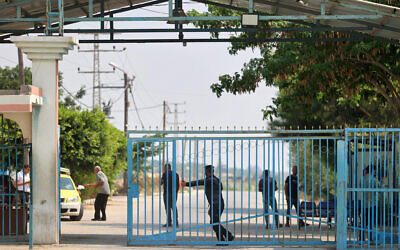 شرطي فلسطيني يغلق البوابة الرئيسية المؤدية إلى بيت حانون، عند معبر "إيريز" بين إسرائيل وشمال قطاع غزة، 4 أغسطس 2022 (MOHAMMED ABED / AFP)