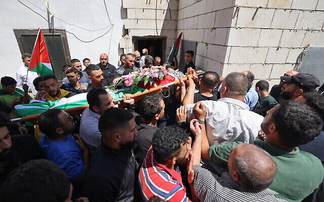 مشيعون يحملون جثمان الفلسطيني قصي جمال معطان (19 عاما) خلال جنازته في بلدة برقة بالضفة الغربية، 5 أغسطس، 2023. (Jaafar Ashtiyeh / AFP)