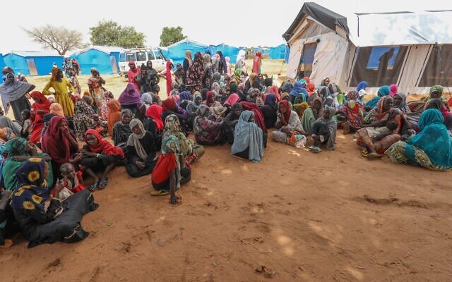 نساء فررن من الحرب في السودان ينتظرن توزيع حصص المساعدات الدولية في مخيم أورانغ للاجئين بالقرب من بلدة أدري في شرق تشاد، 15 أغسطس 2023 (Mohaned BELAL / AFP)