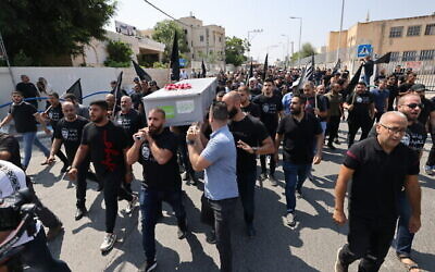 مشيعون يحضرون جنازة عبد الرحمن قشوع، المدير العام لبلدية الطيرة العربية الذي قُتل بالرصاص هذا الأسبوع، خلال جنازته في 23 أغسطس، 2023. (AHMAD GHARABLI / AFP)