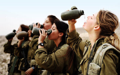 توضيحية: جنديات في دورة مدربي المشاة في الجيش يأخذن استراحة لشرب المياه خلال تدريب في 19 نوفمبر، 2007. (Israel Defense Forces)