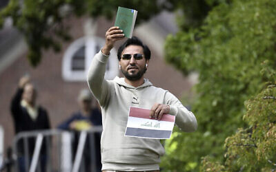 المتظاهر سلوان موميكا أمام السفارة العراقية في ستوكهولم، حيث أحرق نسخة من القرآن والعلم العراقي، 20 يوليو 2023 (Oscar Olsson/TT via AP)