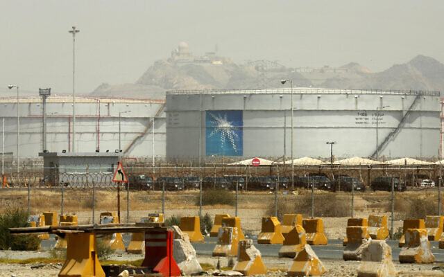 صهاريج تخزين في منشأة نفطية تابعة لشركة أرامكو، في جدة، المملكة العربية السعودية، 21 مارس 2021 (AP Photo / Amr Nabil، File)