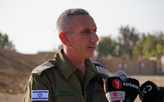 المتحدث باسم الجيش الإسرائيلي دانيئل هجاري يتحدث إلى وسائل الإعلام بالقرب من حدود غزة، 10 مايو، 2023. (Emanuel Fabian / Times of Israel)
