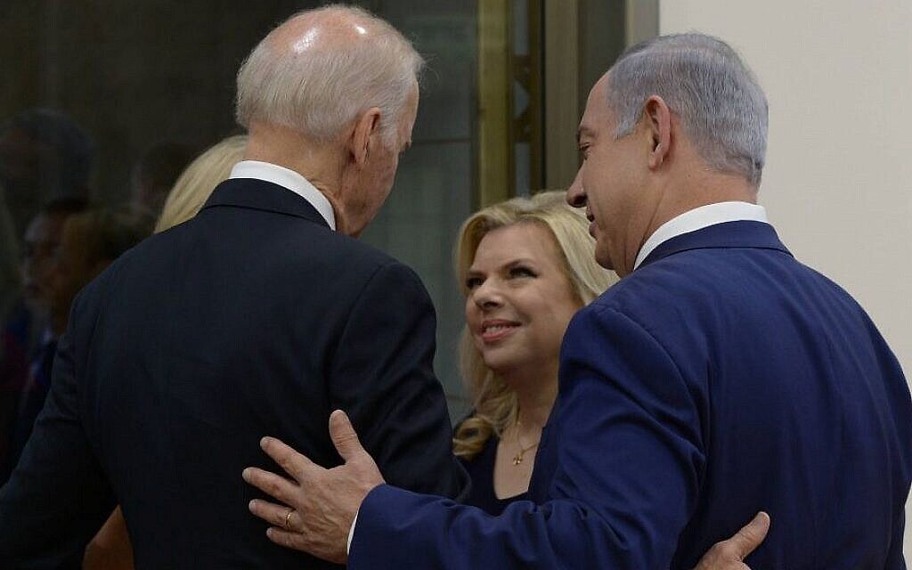 رئيس الوزراء بنيامين نتنياهو وزوجته سارة يلتقيان بنائب الرئيس الأمريكي جو بايدن وزوجته جيل، في مكتب رئيس الوزراء في القدس، 9 مارس، 2016. (Amos Ben Gershom / GPO)
