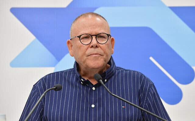 رئيس الهستدروت، أرنون بار-دافيد، يعلن إضرابا عاما احتجاجا على خطة الإصلاح القضائي، في مؤتمر صحفي في تل أبيب، 27 مارس، 2023. (Avshalom Sassoni / Flash90)