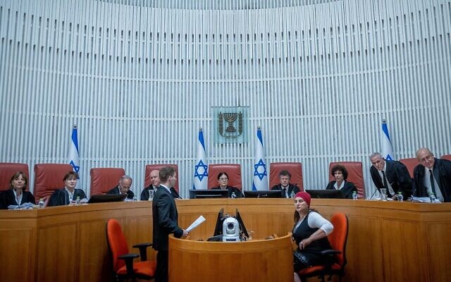 رئيسة المحكمة العليا إستر حايوت وقضاة المحكمة العليا يستمعون إلى التماسات ضد ما يسمى بـ"قانون طبريا"، في المحكمة العليا في القدس، 30 يوليو 2023 (Yonatan Sindel / Flash90)