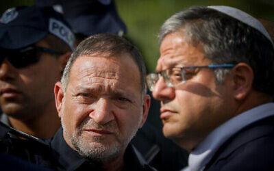 المفوض العام للشرطة الإسرائيلية كوبي شبتاي (من اليسار)، ووزير الأمن القومي إيتمار بن غفير في موقع هجوم في مستوطنة معاليه أدوميم بالضفة الغربية، خارج القدس، 1 أغسطس، 2023. (Chaim Goldberg / Flash90)