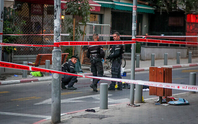 الشرطة وعناصر طوارئ أخرى في موقع هجوم مشتبه به نفذه فلسطيني في تل أبيب، 5 أغسطس، 2023. (Itai Ron / Flash90)
