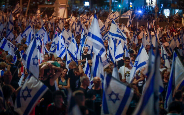 ناشطون يحتجون على الإصلاح القضائي المخطط للحكومة، في تل أبيب، 5 أغسطس 2023 (Miriam Alster/Flash90)