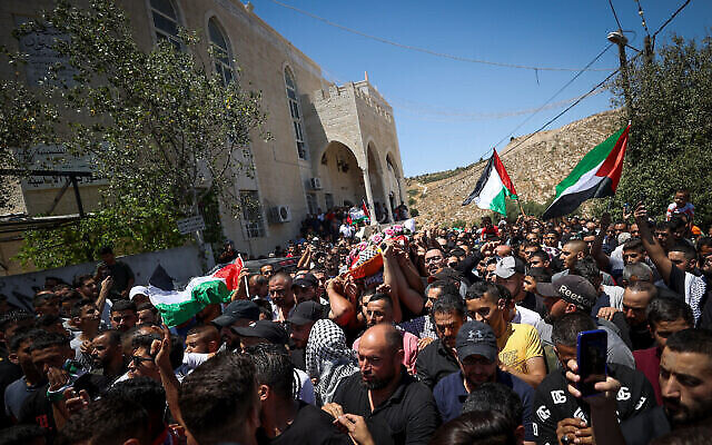 فلسطينيون يحملون جثمان الفلسطيني قصي جمال معطان (19 عاما)، الذي قُتل خلال مواجهات مع مستوطنين إسرائيليين، في قرية برقة بالضفة الغربية، 5 أغسطس، 2023. (Flash90)