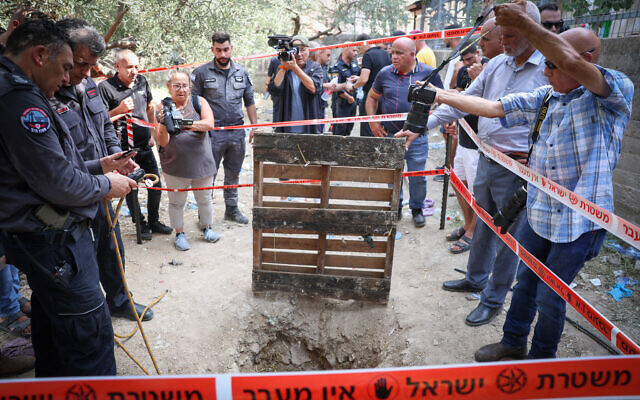 الشرطة وعناصر الانقاذ في مكان سقوط ثلاثة اشخاص في حفرة عمقها ثمانية امتار في دير الاسد، شمال اسرائيل، 13 اغسطس 2023 (David Cohen / Flash90)