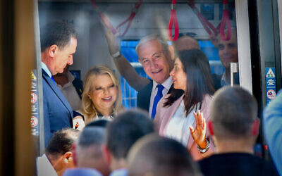 رئيس الوزراء بنيامين نتنياهو وزوجته سارة نتنياهو وشخصيات أخرى في حفل افتتاح القطار الخفيف في تل أبيب، في بيتاح تكفا، 17 أغسطس، 2023. (Avshalom Sassoni / Flash90)