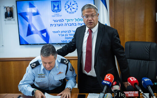 وزير الأمن القومي إيتمار بن غفير وقائد شرطة الساحل يورام صوفر، يقدمان اقتراحا جديدا للقضاء على الجريمة في المجتمع العربي، في القدس، 17 أغسطس 2023 (Yonatan Sindel / Flash90)
