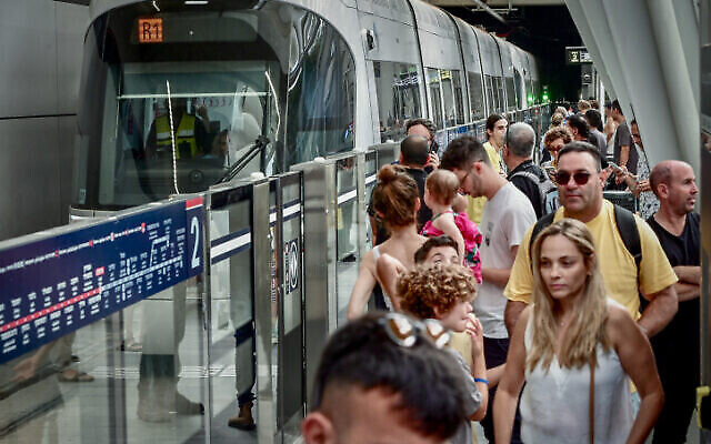 ركاب في محطة القطار الخفيف في تل أبيب في اليوم الأول من الخدمة، 18 أغسطس، 2023. (Avshalom Sassoni / Flash90)