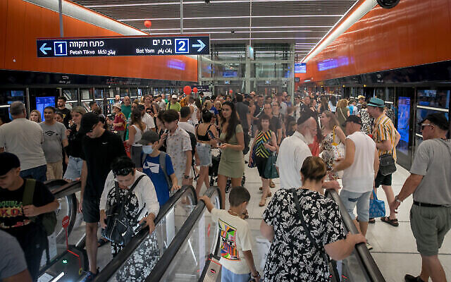 حشد من الركاب في محطة القطار الخفيف في تل أبيب في اليوم الأول من الخدمة، 18 أغسطس، 2023. (Miriam Alster / Flash90)