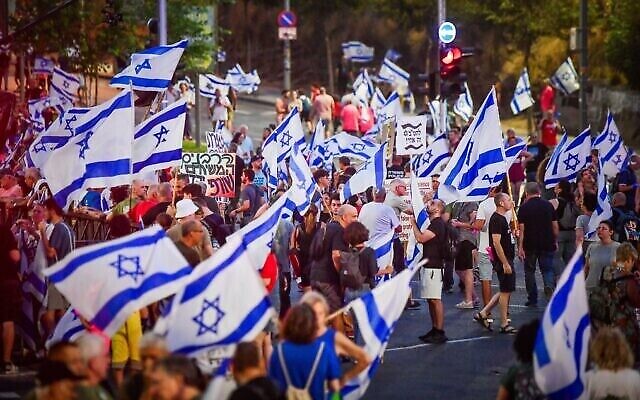 متظاهرون ضد قانون الإصلاح القضائي للحكومة في مسيرة في تل أبيب، 19 أغسطس، 2023. (Avshalom Sassoni / Flash90)