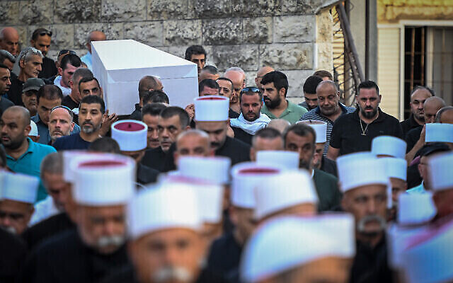 مشيعون يحضرون جنازة سلمان حلبي (66 عاما) في يركا، شمال إسرائيل، 23 أغسطس، 2023. كان سلمان حلبي خز أحد الضحايا الأربعة لجريمة إطلاق النار في أبو سنان الليلة السابقة. (Flash90)