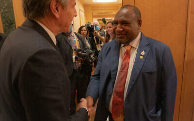 وزير الخارجية الأمريكي أنتوني بلينكن يلتقي برئيس وزراء بابوا غينيا الجديدة جيمس مارابي، 17 نوفمبر، 2022.  (public domain)