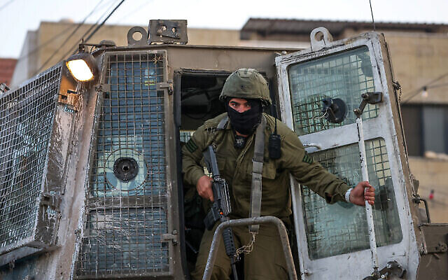 قوات الأمن الإسرائيلية تؤمن موقع هجوم إطلاق نار في حوارة بالضفة الغربية، 19 أغسطس، 2023. (Flash90)
