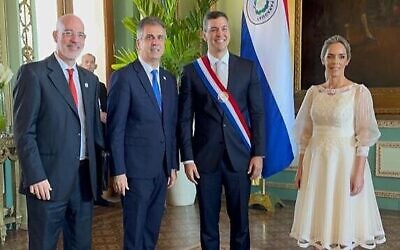 سفير إسرائيل في باراغواي يويد ماغن، وزير الخارجية إيلي كوهين، رئيس باراغواي سانتياغو بينيا والسيدة الأولى ليتيسيا أوكامبوس
