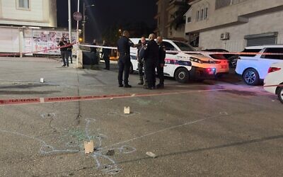 الشرطة في موقع إطلاق نار في مدينة الطيرة العربية بوسط البلاد، حيث قُتل مدير عام البلدية، 21 أغسطس 2023 (Israel Police)