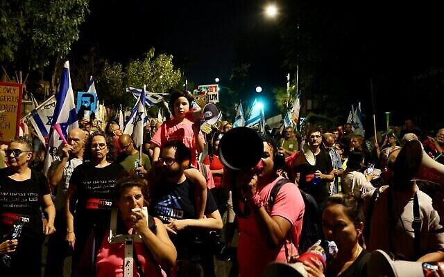 متظاهرون مناهضون للحكومة في القدس، 26 أغسطس، 2023. (Gitai Palti)