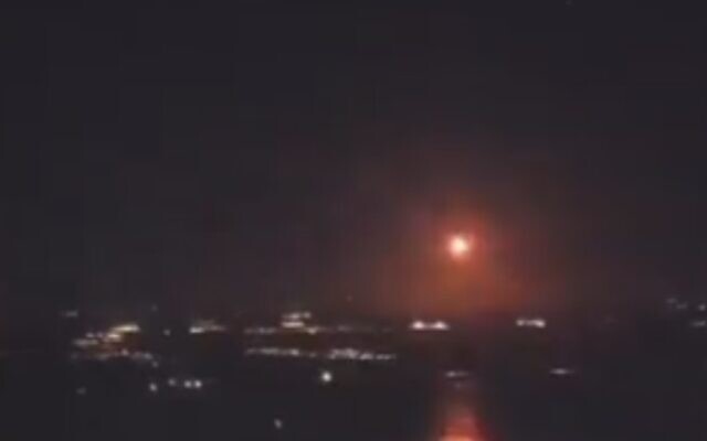 لقطة من مقطع فيديو يُزعم أنه يُظهر انفجارًا فوق دمشق، سوريا، 7 أغسطس 2023 (screen capture: Twitter)