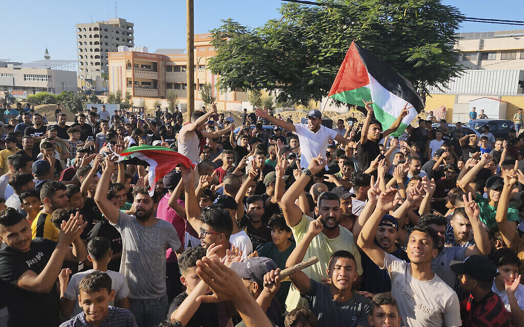 متظاهرون فلسطينيون يرددون هتافات خلال مظاهرة ضد انقطاع التيار الكهربائي المزمن في القطاع والظروف المعيشية الصعبة، في شوارع خان يونس جنوب قطاع غزة، 30 يوليو، 2023. (AP Photo)