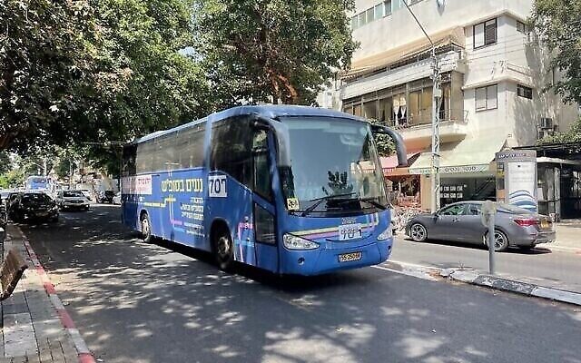 صورة غير مؤرخة لحافلة تسير في تل أبيب يوم السبت.  (Tel Aviv Municipality)